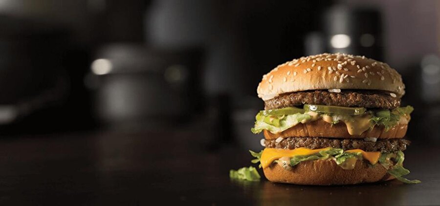 McDonald’s, İngiltere’deki mağazalarında plastik pipetlerini kâğıt olanlarla değiştirerek aşamalı şekilde plastik kullanımını sonlandıracak.