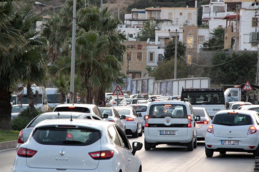 Akın akın Muğla’ya geliyorlar! Trafik kilitlendi