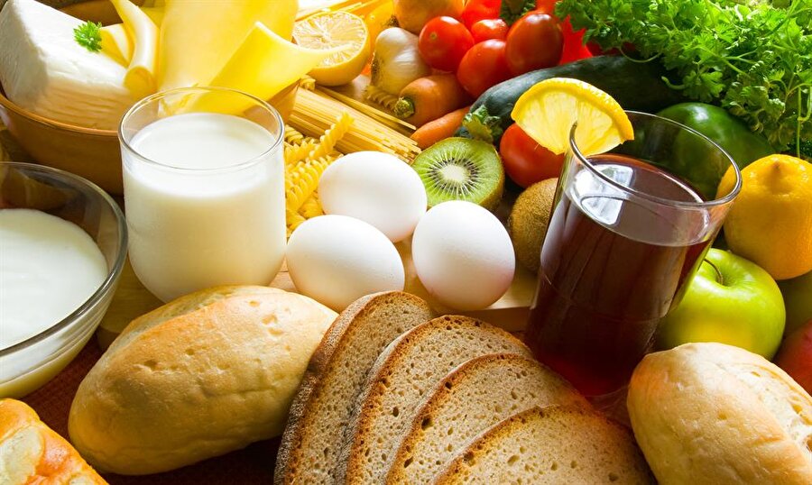 Diyetisyen Kübra Akın, bayramda beslenmeye dikkat edilmesi konusunda uyarılarda bulundu. Ramazan ayında uzun süreli açlık nedeniyle metabolizma hızının yavaşladığına dikkat çeken Akın, diyet yapanların bayramda diyet yapmamalarını ve bayramın tadını çıkarmalarını önerdi. Akın, “Bu sene de Ramazan ayını bitirdik. Ramazan ayı boyunca sıcak hava ve oruç bünyemizi biraz zorladı. Şimdi bayram zamanı. Bir aydır yememeye alışan bünye bayramın ilk günüyle birlikte tekrar eski düzenine kavuşacak fakat bu geçişler ne kadar yumuşak olursa kalp ve mide sağlığımız için o kadar iyi olur. Bayram dolayısıyla bir araya gelen aileler kurulan geniş sofralar tatlılar bizi fazla yemeğe teşvik etse de sonrasında sıkıntı yaşamamak için dikkatli olmalıyız. Diyet yapanlar için bayramda diyet yapmalarını önermiyorum hiçbir zaman. Yılda bir kere gelen bu günlerde de kişiler kendilerini diyet kalıplarında bulmamalı. Bayramın tadını çıkarmalı. Tabi ki dikkat ederek” dedi.