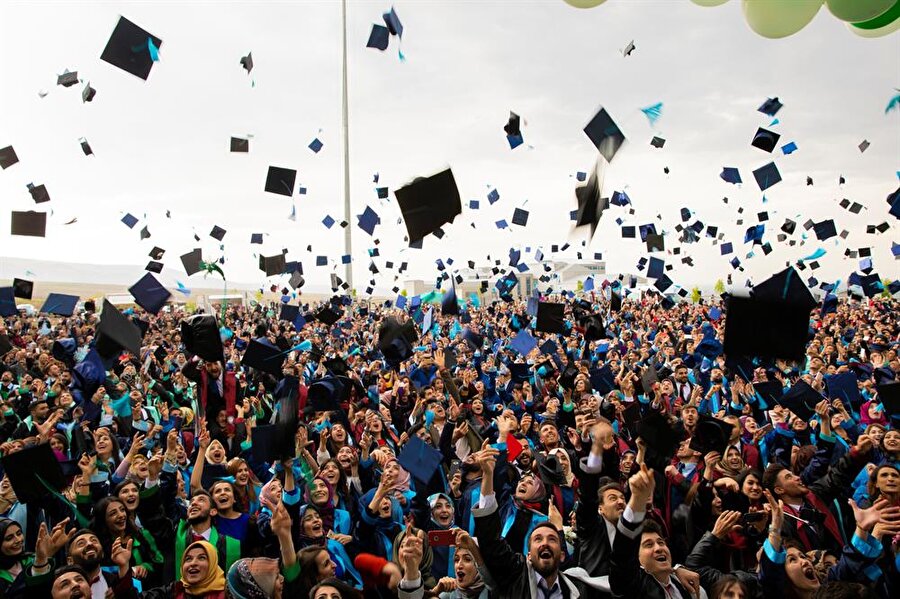 2023'e kadar Türkiye'deki bütün üniversitelerdeki 18-25 yaş arasındaki öğrenciler ilk kez sigorta sistemine dâhil edilmiş olacak.