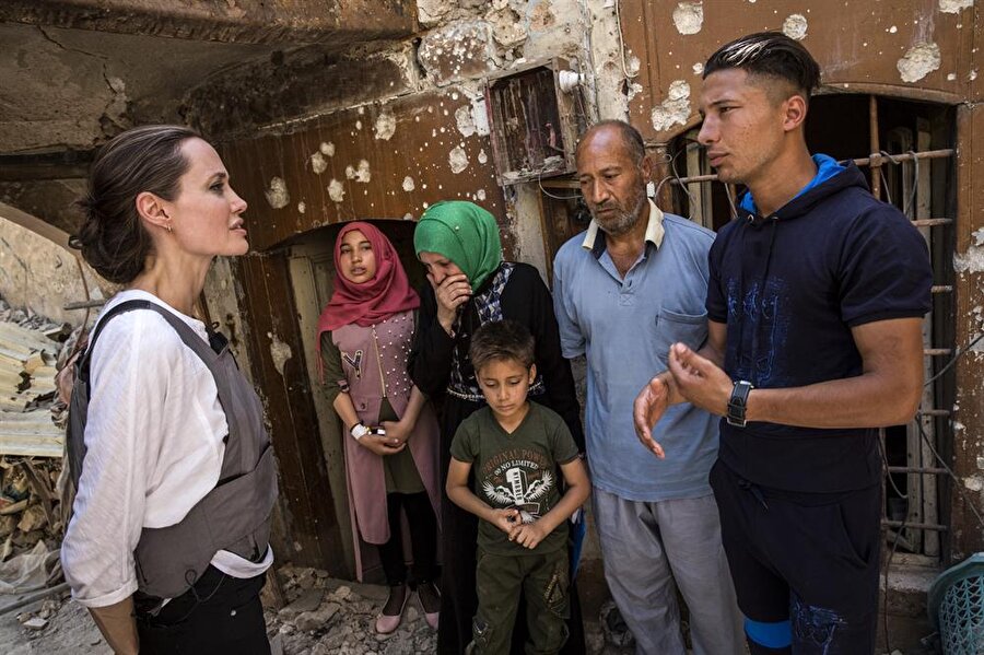 Sığınmacıları ziyaret etti
Bölge insanının DEAŞ'ın işgali nedeniyle yaşadıkları tarifsiz şokun ardından şu an evlerini çok sınırlı yardımlarla yeniden imar etmeye çalıştıklarını aktaran Jolie, çoğunun yaşanan şoka ve acılara rağmen iyimser olduğunu, evlerinin enkazlarını kendi elleriyle kaldırdıklarını ve birbirlerine yardım ettiklerini ifade etti.Halkın yardıma ihtiyacı olduğunu vurgulayan BM İyi Niyet Elçisi Jolie ayrıca kentin istikrarının tüm Irak'ın ve gelecekte bölgenin istikrarı için gerekli olduğuna dikkati çekti.


BM İyi Niyet Elçisi Angelina Jolie, Irak'ta daha önce de DEAŞ'ın saldırıları nedeniyle evlerinden göç etmek zorunda kalan sığınmacıları ziyaret etmişti.