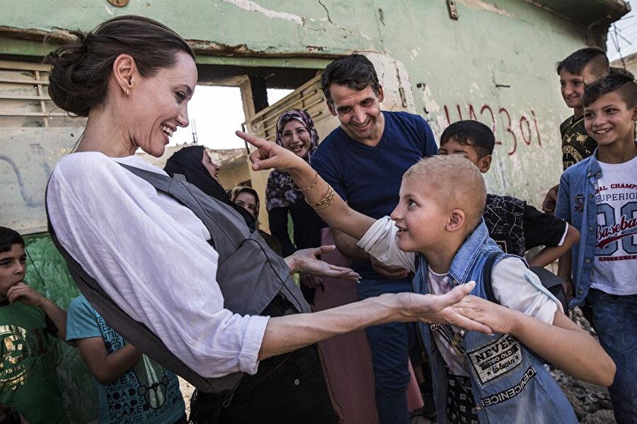  Musul'a ziyaret
Oscar ödüllü oyuncu ve Birleşmiş Milletler Mülteciler Yüksek Komiserliği (BMMYK) İyi Niyet Elçisi Angelina Jolie, Irak'ta terör örgütü DEAŞ'ın saldırıları ve yaşanan çatışmalar nedeniyle enkaza dönen Musul kentini ziyaret etti.


ABD'li dünyaca ünlü oyuncu Jolie, şiddetli çatışmalara sahne olan kentin batı kesimindeki Eski Musul bölgesinde enkaz yığınları arasında dolaştı. Bazı bölge sakinleri ile sohbet eden Jolie, halkın ihtiyaçları ve yeniden imar çalışmaları hakkında bilgi aldı.