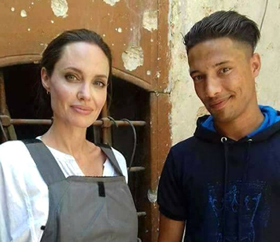 "Bu, BMMYK ile çalıştığım seneler içinde gördüğüm en büyük yıkım" 
Öte yandan BMMYK'dan yapılan yazılı açıklamaya göre Jolie, "Bu, BMMYK ile çalıştığım seneler içinde gördüğüm en büyük yıkım" ifadesini kullandı.


Jolie insanların her şeylerini kaybettiğini, evlerinin yıkıldığını, yoksul olduklarını, ellerinde çocukları için ilaç olmadığını ve çoğunun su dahi bulamadığını ifade etti.