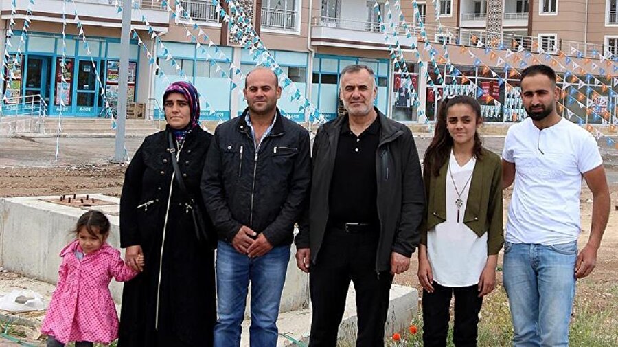 Sivaslı patron 20 çalışanına ev hediye etti
