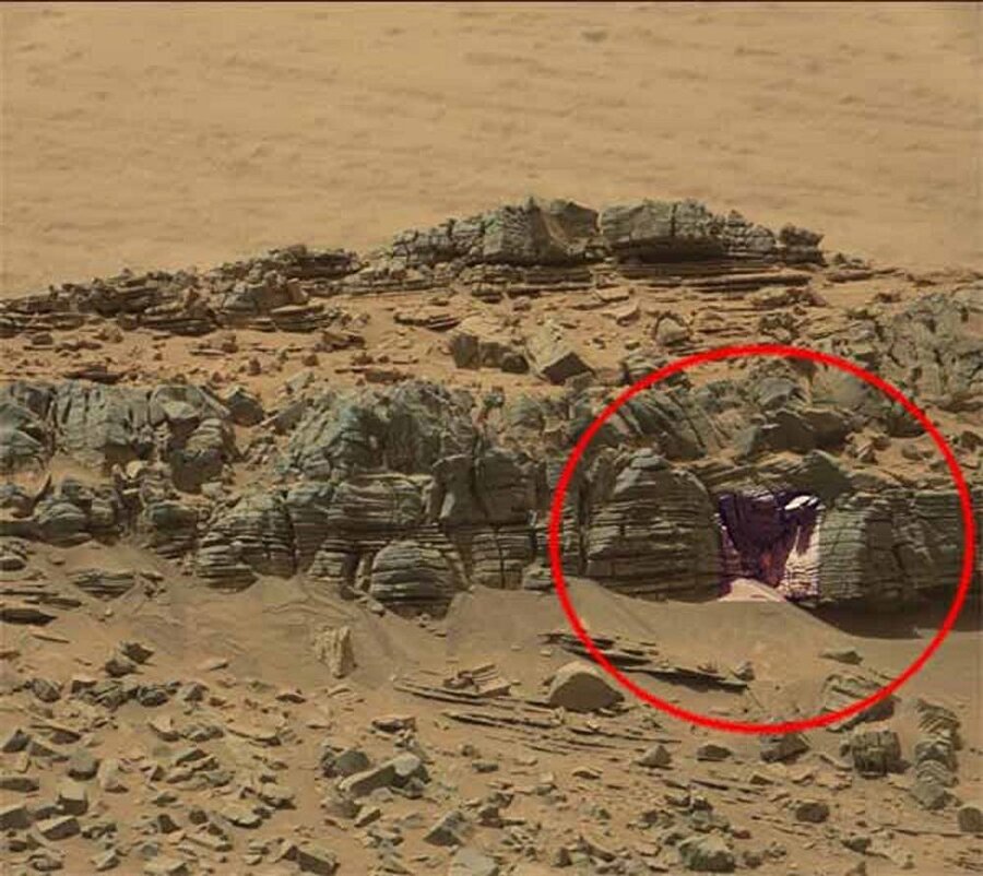 Mars'ta gizemli kayalar