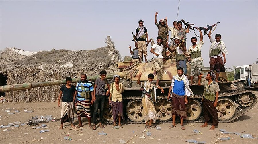 Yemen hükümetine bağlı aşiret güçleri Hudeyde yakınlarındaki El-Feza bölgesinde.