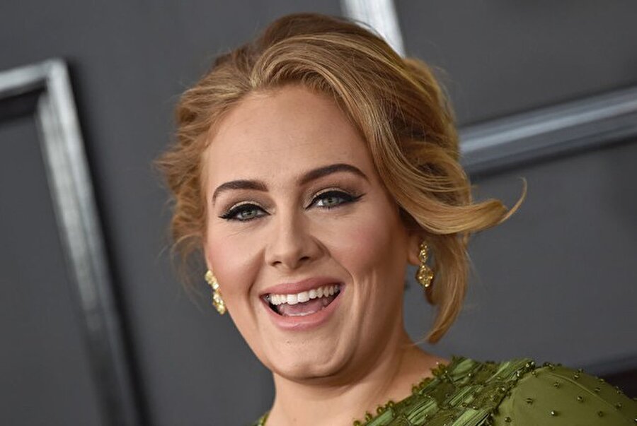 
                                    Müzik sektöründeki başarısıyla adından söz ettiren ve en zengin İngiliz şarkıcılar listesinde yer alan Adele, bir markanın fabrika satış mağazasından alışveriş yaparken görüntülendi.
                                