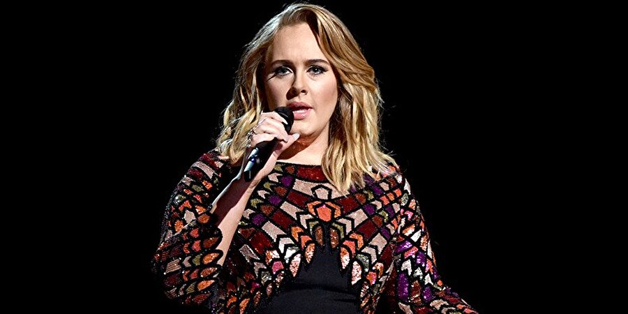 Görenler şaşırdı

                                    Adele'yi bu haliyle görenler şaşkınlarını gizleyemezken, Adele önce alt katta daha sonra ise çocuk katında alışverişini yapmaya devam etti.
                                