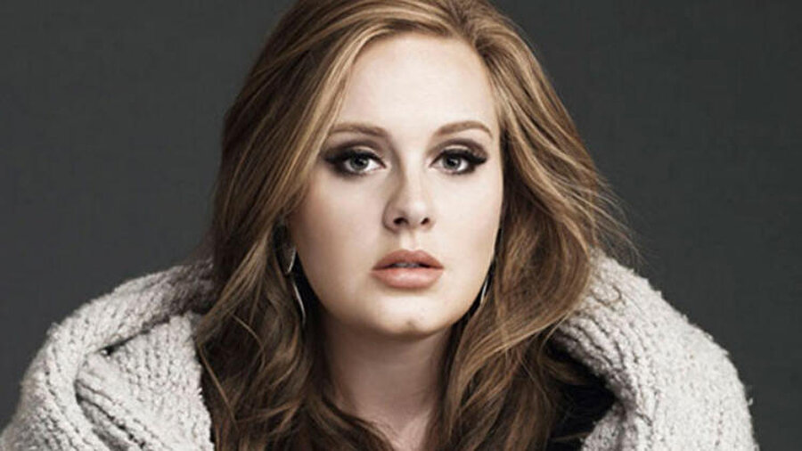 Adele hakkında

                                    5 Mayıs 1988’de Enfield, Kuzey Londra, İngiltere’de dünyaya gelmiştir. İngiliz soul-jazz sanatçısıdır. 21 yaşında kazandığı 2 Grammy ödülüyle çok iyi bir çıkış yakalamıştır. Küçük yaşta Etta James ve Ella Fitzgerald’ın müzikleriyle tanışan müzisyen; mezunlar listesinde Amy Winehouse, Katie Melua, Leona Lewis ve Kate Nash gibi ünlülerin kulu BRIT School’u bitirmiştir. Okulu bitirdikten sonra internet ortamından 2 şarkıyı dinleyenlerin beğenisine sunmuş ve ardından İngiltere’de küçük mekanlarda sahne almaya başlamıştır. Birlikte küçük çaplı turnelere çıktığı isimler arasında Jamie T., Raul Midon, Devendra Banhart, Amos Lee ve Keren Ann’de bulunmaktadır.Sanatçının ilk kaydı “Hometown Glory”, 22 Ekim 2007’de yayımlandı. 2004’te açtığı Myspace sayfası sayesinde belli bir hayran kitlesi edinmiş ve plak şirketlerinin ilgisini çekmiştir. 2008 başında çıkardığı 19 isimli albümü ve “Chasing Pavements” single’ı ile tanınmış ve İngiltere Albüm Listesi’nde 1 numara ve bu albümü toplamda 500.000 kopya satmayı başarmıştır.
                                