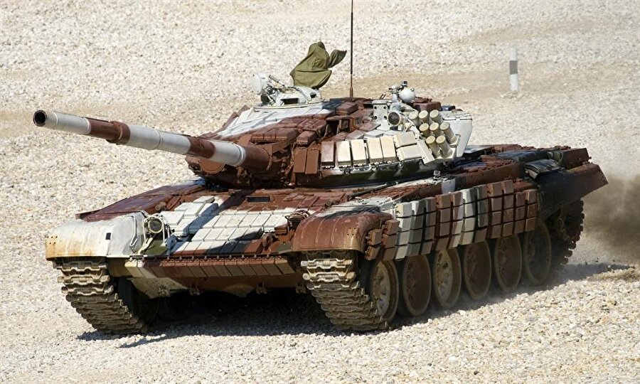 1971 yılında üretime ve geliştirme çalışmalarına başlamış olan T-72 Tankı, ilk kez 1973 yılında  aktif olarak kullanılmaya başlanmıştır. Varyantları ise BMPT destek aracı, TOS-1 füze ateşleyici sistem entegresi, MTU-72 ise özellikle zor coğrafya koşullarında, dağlık bölgelerde operasyona çıkabilmesi için tırmanma özelliğine sahip olarak geliştirilmiştir. Bulgaristan, Çek Cumhuriyeti, Hırvatistan, Macaristan, Polonya, Slovakya ülkeleri şuan kullanırken Almanya, Romanya, Slovenya ise eski kullanan ülkeler arasında yer almaktadır.