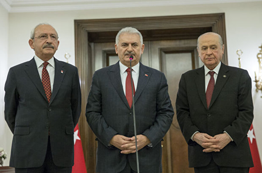 Başbakan Binali Yıldırım İzmir'de, MHP Genel Başkanı Devlet Bahçeli ve CHP Genel başkanı Kılıçdaroğlu Ankara'da oylarını kullanacaklar.

                                    Başbakan Binali Yıldırım, 24 Haziran'da oyunu İzmir'in Karabağlar ilçesinde kızı Bahar Büşra Köylübay ile oğulları Erkam ve Bülent Yıldırım'ın bağışlarıyla yapılan, 23 Nisan Ulusal Egemenlik ve Çocuk Bayramı'nda açılışını gerçekleştirdiği Bahar Yıldırım İlkokulu'nda kullanacak.CHP Genel Başkanı Kemal Kılıçdaroğlu, daha önceki seçimlerde olduğu gibi oyunu yine Ankara Çukurambar'daki Arjantin İlkokulu'nda verecek. MHP Genel Başkanı Devlet Bahçeli, Ankara Anıttepe Ortokulu'nda sandığa gidecek. Kılıçdaroğlu ve Bahçeli'nin seçim sonuçlarını parti genel merkezlerinden takip etmesi bekleniyor.
                                