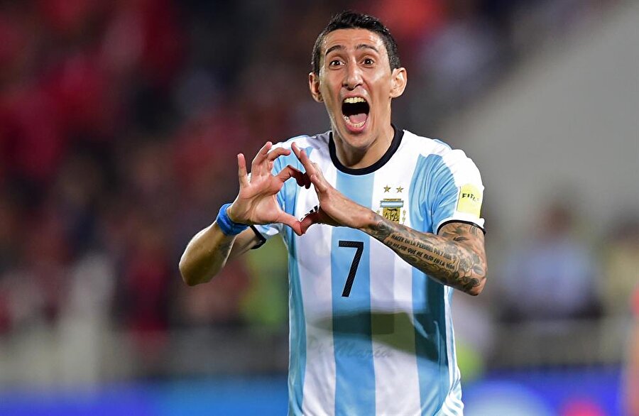 Angel Di Maria 

                                    Angel Di Maria 14 Şubat 1988'de Arjantin Rosario'da dünyaya geldi. Hiperaktif bir çocuk olan Di Maria bitmez tükenmez enerjisi nedeniyle annesini bir hayli üzüyordu. Genç kadın oğlunun enerjisini atması için onu futbola yönlendirdi. Fakir ailenin kaderini ise bu hiperaktif çocuk değiştirdi. Ünlü futbolcunun babası Miguel Di Maria'nın en büyük hayali futbolcu olmaktı. Ancak genç yaşta yaşadığı sakatlık bu hayallerini yerle bir etti. Ancak o, oğlunun yeteneğiyle gurur duyma mutluluğunu yaşadı.
                                