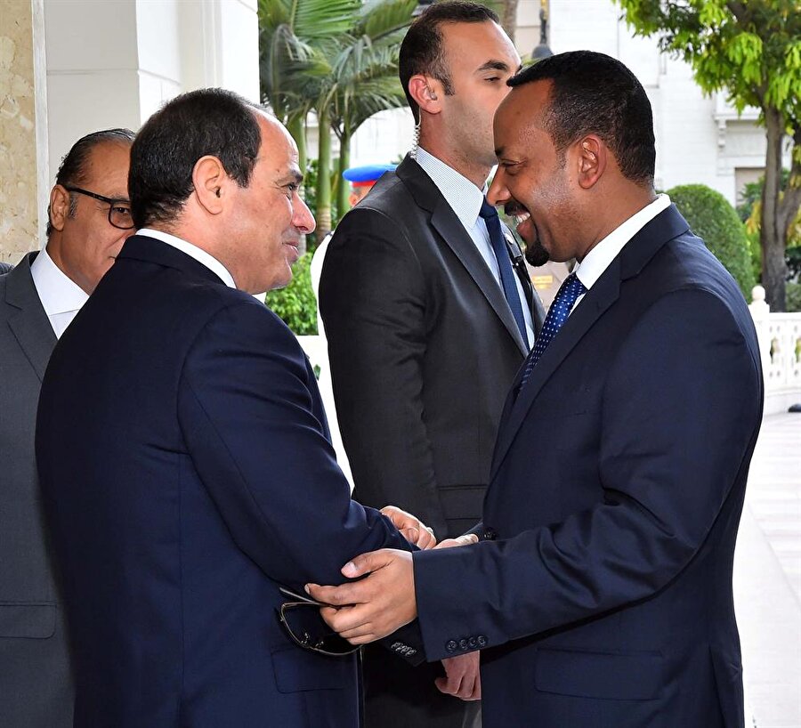 Etiyopya ve Mısır, Nil konusunda anlaştı

                                    Mısır Cumhurbaşkanı Abdulfettah el Sisi ve Etiyopya Başbakanı Abiy Ahmed 11 Haziran’da bir araya geldiler. Kahire’de Cumhurbaşkanı Abdulfettah el Sisi’nin makamında görüşen ikili, Güney Sudan ve Somali gibi konuların yanı sıra, Etiyopya tarafından Nil nehri üzerine yapılan ve iki ülke arasında sorun olan Nahda barajı projesini de görüştü. Böylece, 2011’de başlayan proje, Mısır’dan da onay almış oldu.
                                