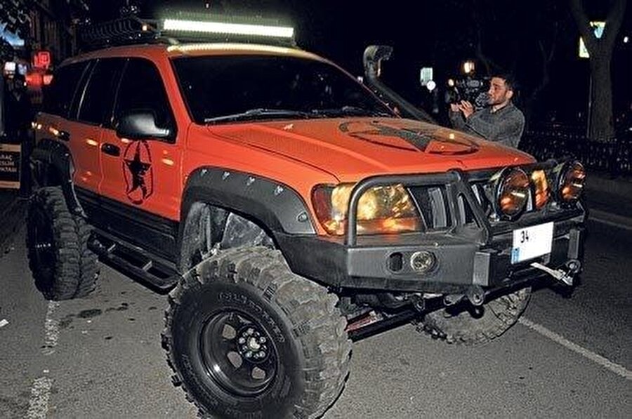 Özçivit'in galerisinde; dağda bayırda kullandığı Jeep marka bir arazi aracı, uzun yollar için aldığı BMW 5.20d, cabrio Mercedes SL 500, Range Rover Autobiography, Fahriye Evcen'in BMW X1'i ve Evcen'e yeni satın aldığı Mercedes Vito var.