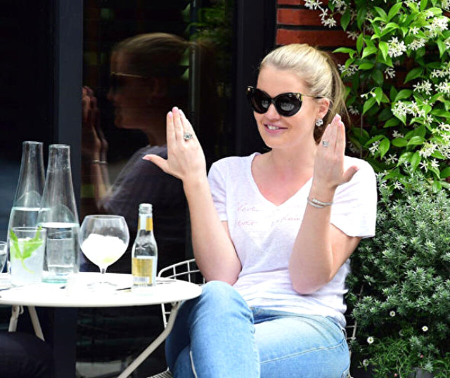 Modellik ve tasarımcılık yapıyor
Prens Harry ve Prens William'ın annesi Prenses Diana'nın erkek kardeşinin kızı olan Lady Kitty Spencer, son dönemde İngiltere'de cemiyet hayatının en çok dikkat çeken üyelerinden biri. Spencer, modellik ve tasarımcılık yapıyor.