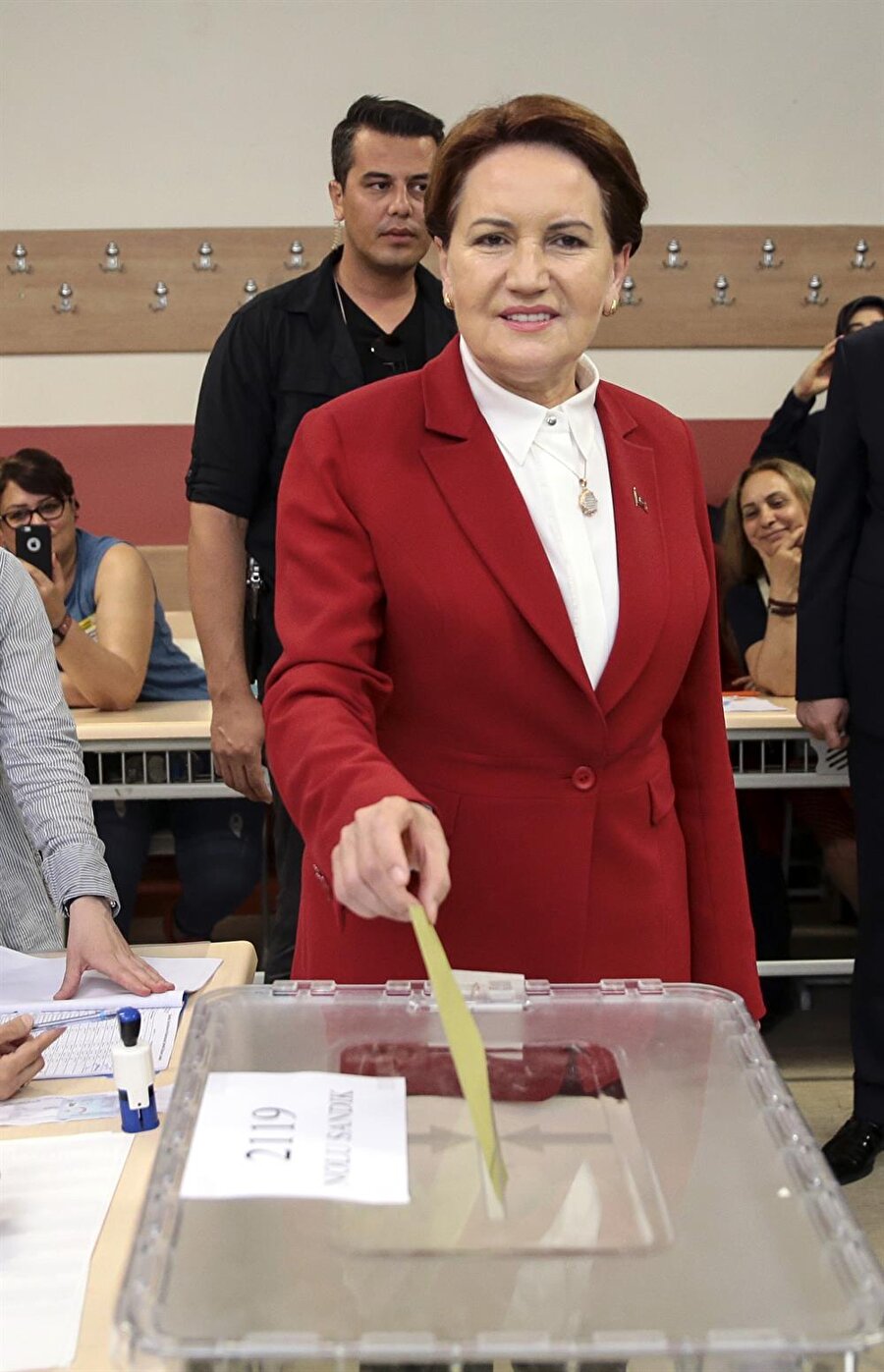 İYİ Parti Cumhurbaşkanı Adayı Meral Akşener
İYİ Parti Genel Başkanı ve Cumhurbaşkanı adayı Meral Akşener, oyunu kullandı. Beylerbeyi Sabancı İlköğretim Okulu'nda gelen Akşener, burada partililer tarafından sevgi gösterileriyle karşılandı. Okul binasına giren Akşener, 2119 numaralı sandıkta oyunu kullandı.