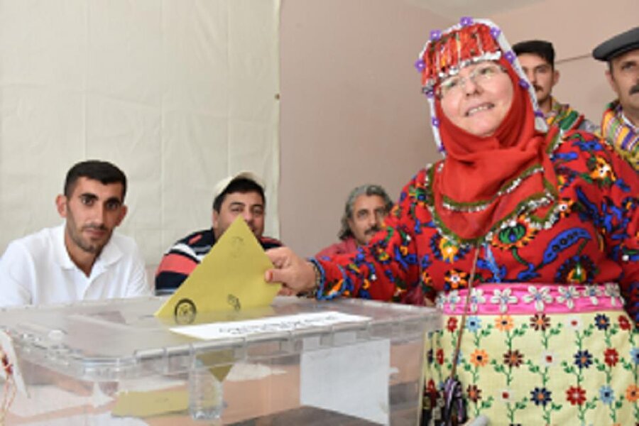 Aydınlılar efe kıyafetleriyle oy kullanmaya gitti