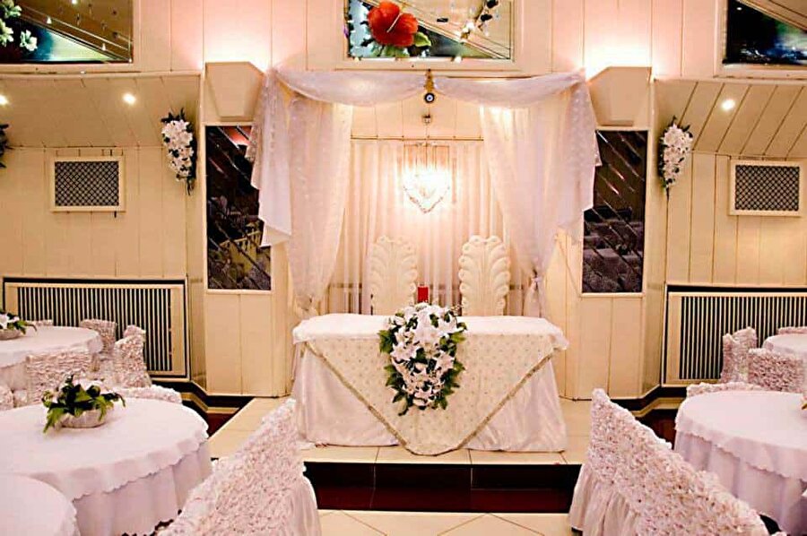 Saat 18.00'den önce düğün yapmak yasak

                                    Seçim yasaklarına ve yukarıdaki kurallara uyulmak şartıyla oy verme günü saat 18.00'den sonra düğün yapılabilecek.
                                