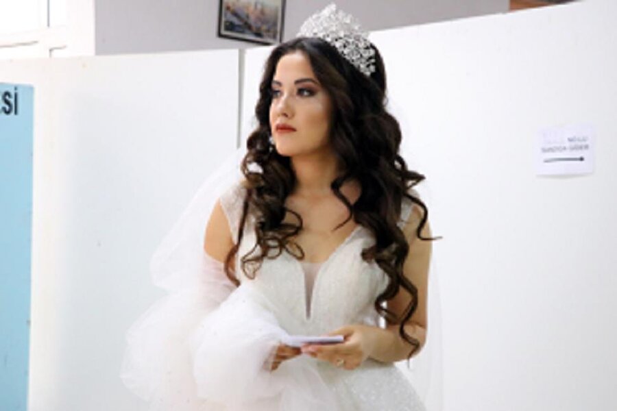 Gelinliğiyle oy kullanmaya gitti