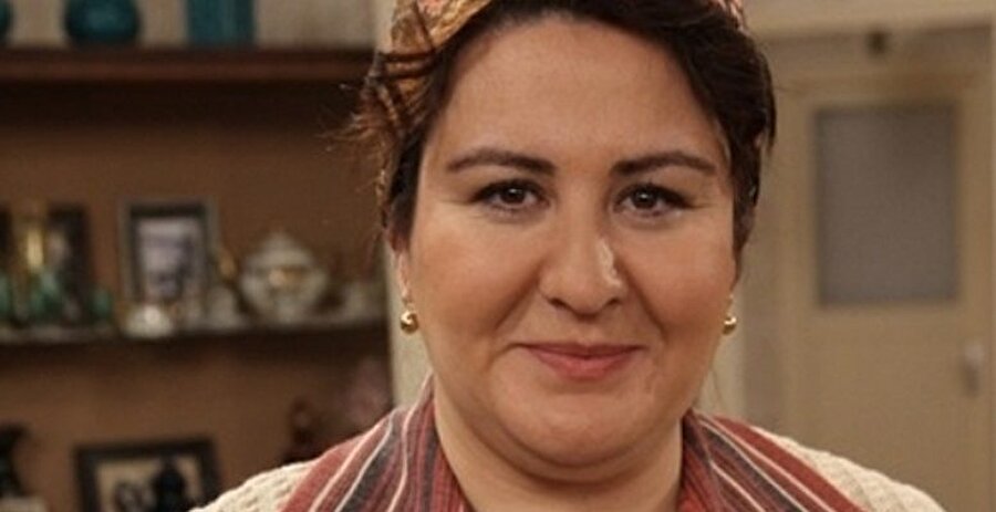 Mide küçültme ameliyatı için ameliyat masasına yatan ünlü isimler arasına Seksenler dizisiyle tanınan oyuncu Özlem Türkad da katıldı. Türkad, ameliyat ile 35 kilo birden verdi.