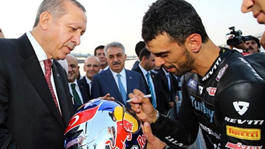 Kenan Sofuoğlu

                                    
                                    Ünlü motorsiklet yarışçısı Kenan Sofuoğlu Ak Parti Sakarya milletvekili olarak TBMM'ye girdi.
                                
                                