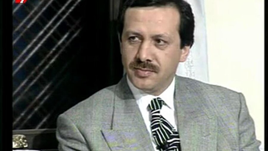 1984- Beyoğlu İlçe Başkanı 

                                    
                                    
                                    12 Eylül yönetimi tarafından kapatılan Milli Selamet Partisi’nin ardından 1983 yılında Refah Partisi'nin kurulmasıyla beraber siyasete geri dönen Erdoğan, 1984 yılında Refah Partisi Beyoğlu İlçe Başkanı oldu.
                                
                                
                                