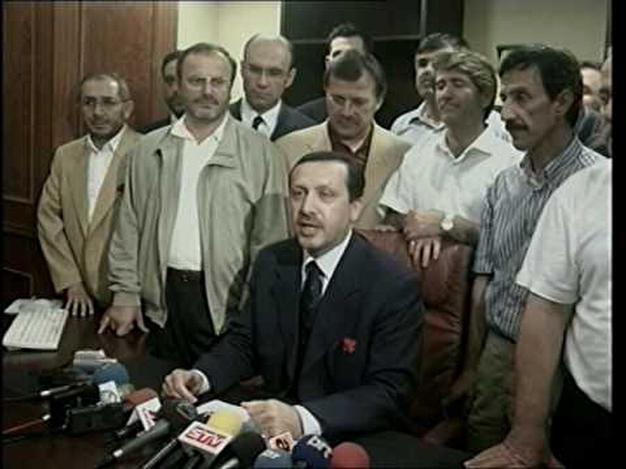 1985-İstanbul İl Başkanı-MKYK üyesi

                                    
                                    
                                    1985 yılında Refah Partisi İstanbul İl Başkanı olan Erdoğan, Refah Partisi MKYK üyesi olarak da önemli çalışmalarda bulundu.
                                
                                
                                