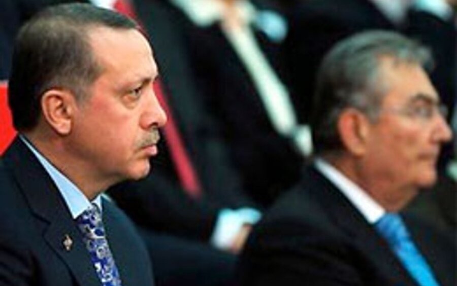 2002- 3 Kasım seçimleri 

                                    
                                    
                                    Erdoğan, partisini girdiği ilk genel seçimlerde 363 milletvekiliyle tek başına iktidara taşıdı. Erdoğan bu seçimlerde , hakkındaki mahkeme kararı nedeniyle aday olamadı.
                                
                                
                                
