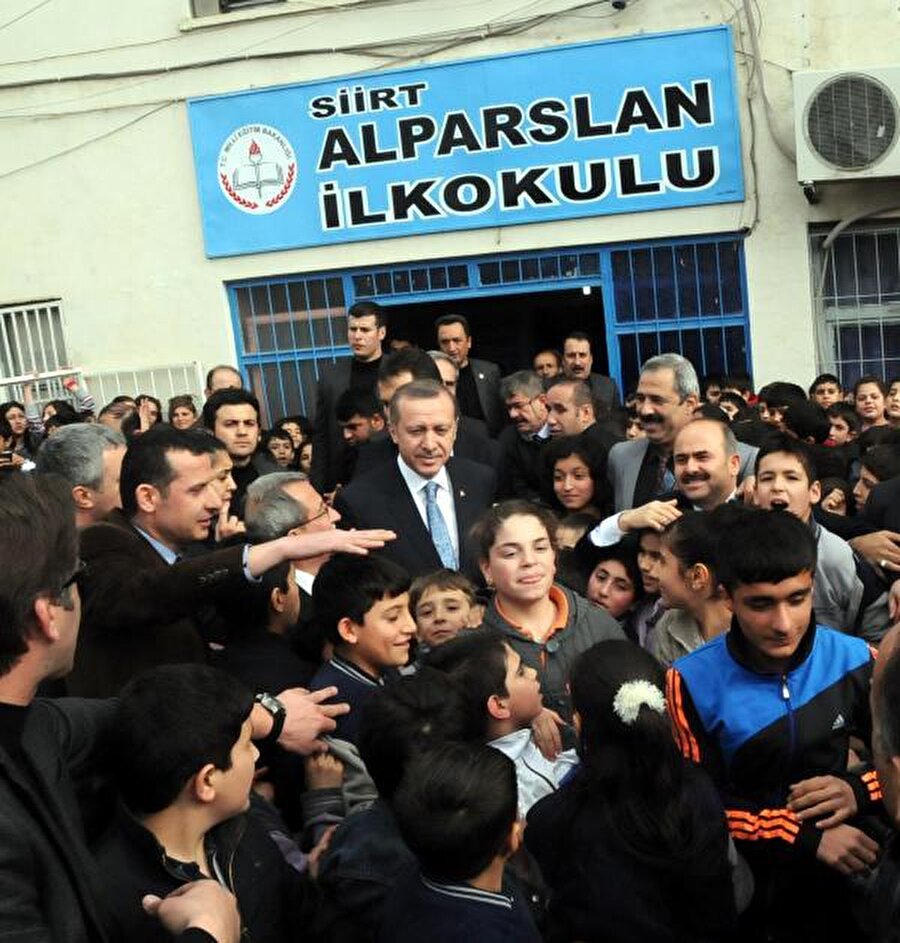 2003- 22. Dönem Siirt Milletvekilliği-Başbakanlık

                                    
                                    
                                    Milletvekilliği adaylığının önündeki engelin yasal düzenlemeyle kaldırılması sonrasında Erdoğan, 9 Mart 2003'te Siirt'te yenilenen seçimlere katılarak, 22. Dönem Siirt Milletvekili oldu ve TBMM'ye girdi. Aynı yıl Erdoğan 15 Mart 2003 yılında kurduğu 59. hükümetle Başbakanlık görevini Abdullah Gül'den devraldı.
                                
                                
                                