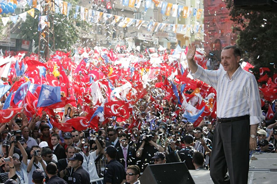 2007- 22 Temmuz Genel Seçimleri

                                    
                                    
                                    Erdoğan 22 Temmuz genel seçimlerinde %46,6 oy alarak 60. Hükümeti kurdu ve tekrar başbakan oldu.
                                
                                
                                