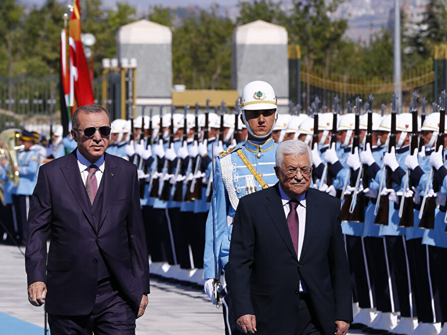 2017- Partili Cumhurbaşkanı 

                                    
                                    
                                    Anasaya değişikliğiyle birlikte Cumhurbaşkanının partili olabilmesinin önü açıldı. Cumhurbaşkanı Erdoğan 21 Mayıs’ta AK Parti’nin Genel Başkanlığına yeniden seçildi.
                                
                                
                                