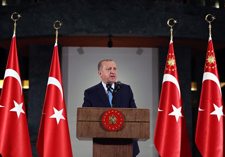 2014-12. Cumhurbaşkanı 

                                    
                                    
                                    Erdoğan, 10 Ağustos’ta Türk siyasi tarihinde ilk kez doğrudan halkın oylarıyla ve ilk turda 12. Cumhurbaşkanı seçildi.
                                
                                
                                