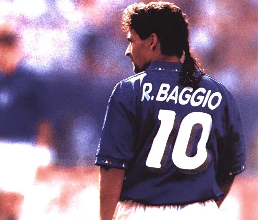 Roberto Baggio

                                    İtalya'nın unutulmaz ismi Roberto Baggio da saçlarıyla dikkatleri üzerine çekiyordu. Roberto Baggio yaşı ilerledikçe uzun saç kullanmaktan vazgeçti.
                                