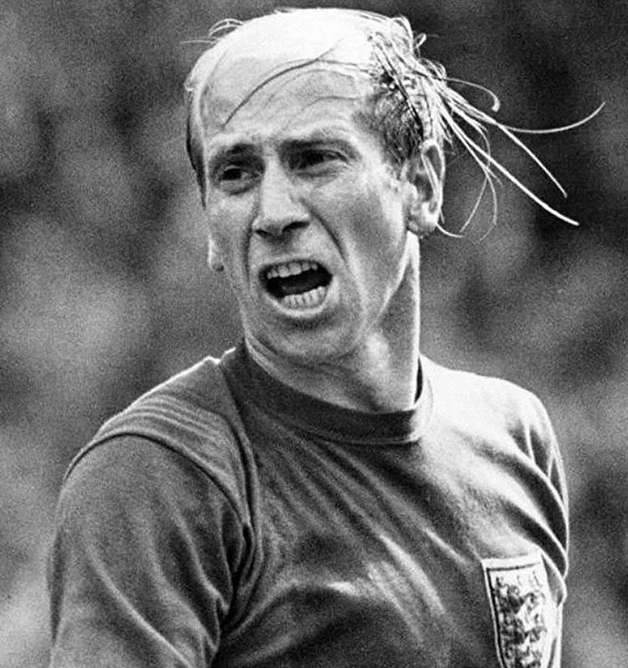 Bobby Charlton

                                    Efsane İngiliz futbolcu başının tepesindeki keli saklayabilmek için ilginç bir tarz deniyordu.
                                