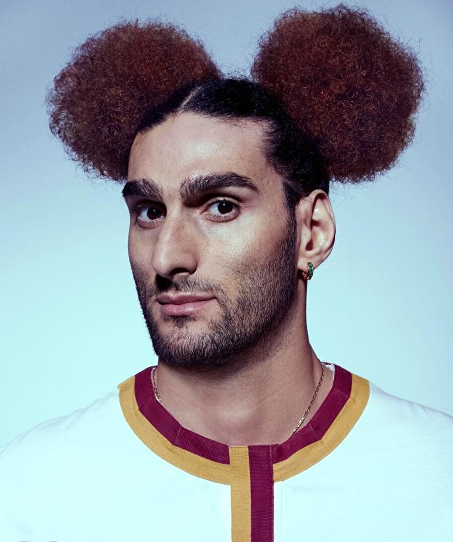 Marouane Fellaini

                                    Belçikalı futbolcunun saçları her dönemde olay oluyor.
                                