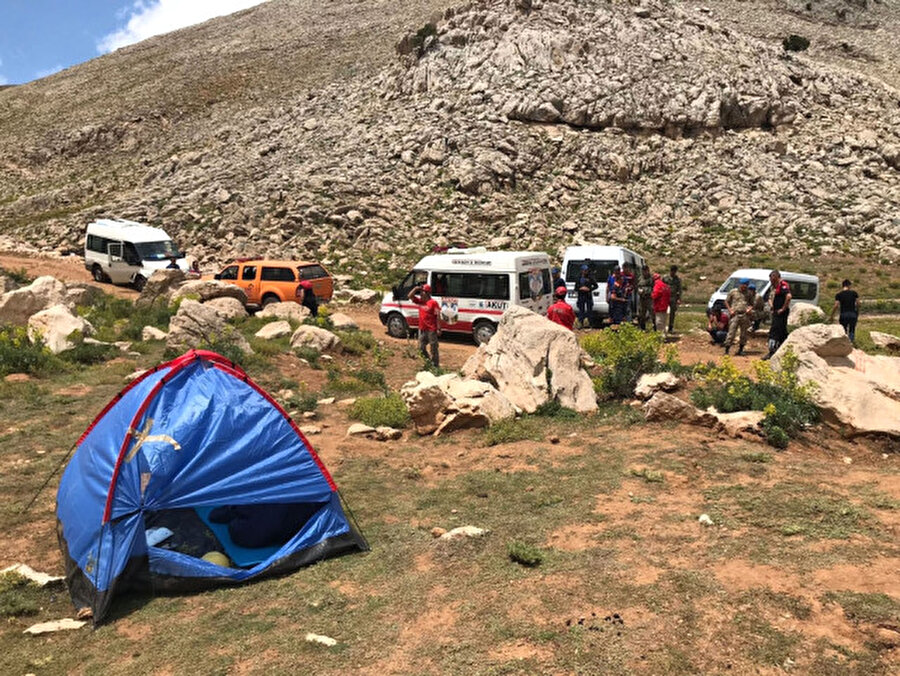 Kayıp şahıs olarak tutanak tutuldu!
Durumun adli boyuta geçtiğini belirten AKUT Kaş-Kalkan Birimi Sorumlusu Bircan Tolunay, "Pazar gününden bu yana 5 kilometrelik alanda her noktaya bakıldı, taranacak her nokta tarandı. AKUT, jandarma ve AFAD ekipleri, kar çukurları, göl bölgesi ve diğer tüm alanlarda tarama çalışması yaptı. Herhangi bir ize rastlayamadık. Şuan itibariyle arama çalışmaları durduruldu. Olay adli boyuta taşındı ve kayıp şahıs olarak tutanak tutuldu" dedi.