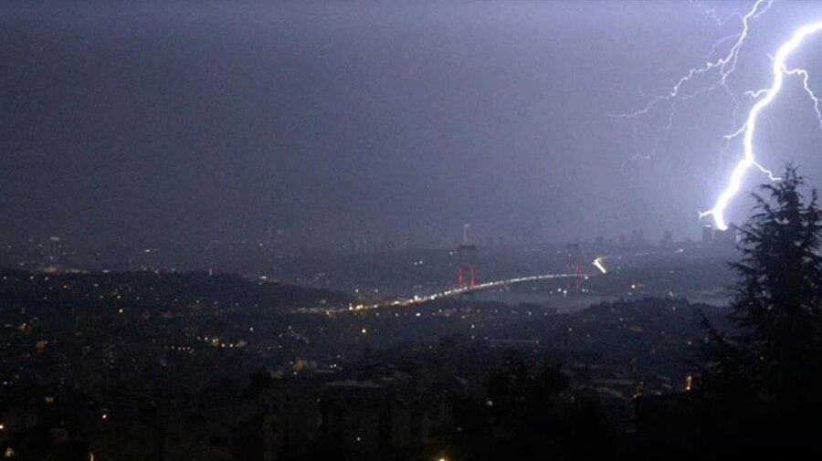 İstanbul'daki şiddetli yağış 15 Temmuz Şehitler Köprüsü'nden böyle görüntülendi.