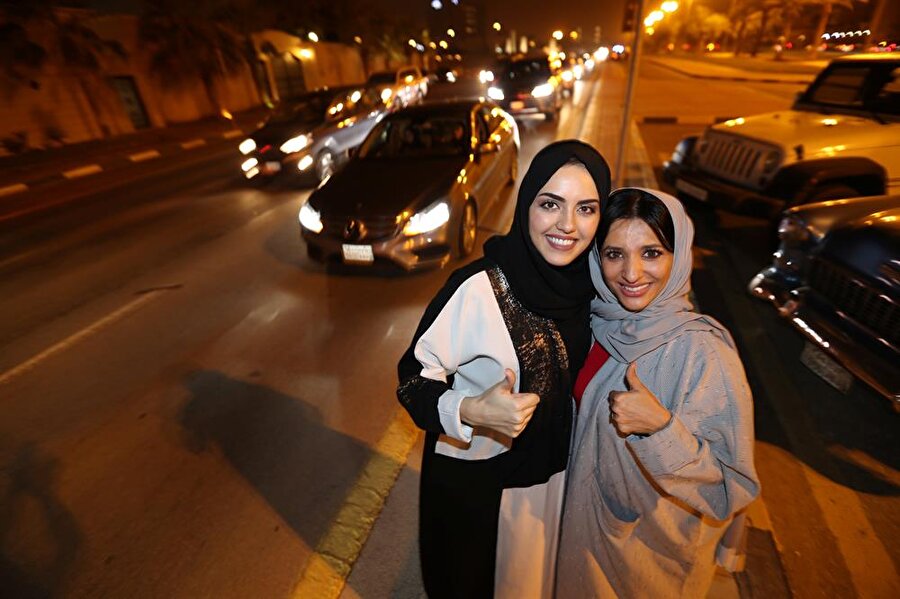 Suudi kadınlar nihayet direksiyonda

                                    Suudi Arabistan’da, kadınların araç kullanmasının önündeki yasak 24 Haziran’dan itibaren resmen yürürlükten kaldırıldı. Başkent Riyad ve diğer şehirlerde, binlerce kadın direksiyon başına geçerek, yasağın sona erişini kutladı. Basın mensuplarının yoğun ilgisi altında şoför mahalline geçen kadınlara, polis tarafından çiçek hediye edildi. Bazı kadınların, gözyaşlarını tutamadığı görüldü.
                                