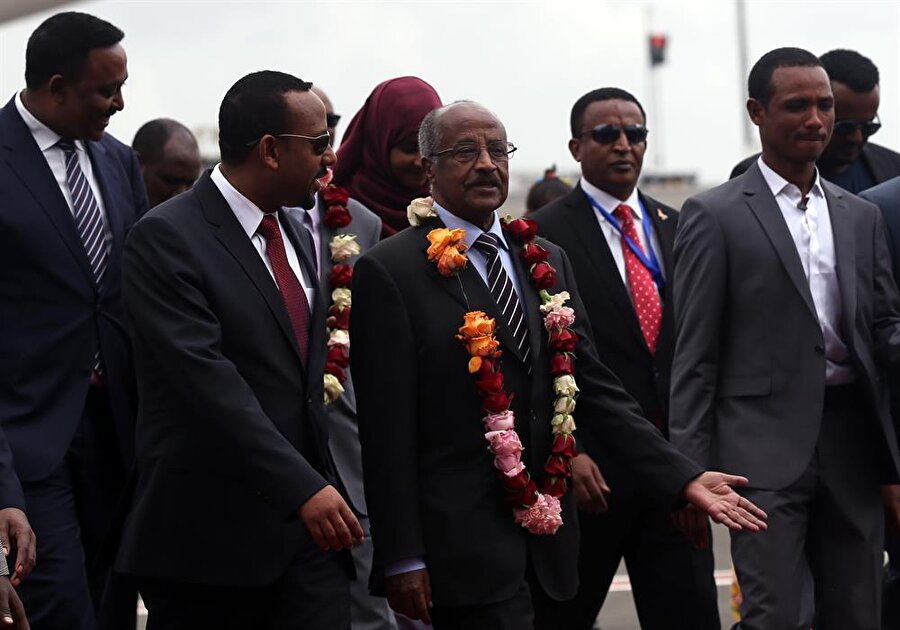 Eritre ve Etiyopya barışın kapısını aralıyor

                                    Etiyopya Başbakanı Abiy Ahmed'in Eritre ile yeni bir sayfa açma isteği taraflarca memnunlukla karşılandı. Başbakan Ahmed'in çıkışı kuzeydeki komşusuyla gerçek anlamda barış kapısını açma isteği siyasi irade ve stratejik bir karar gibi görünüyor. Ahmed, göreve geldikten sonra mecliste yaptığı ilk konuşmasında Eritre ile Etiyopya halklarının tarihi bağları olduğunu ve iki ülke arasındaki sorunları diyalog yoluyla çözme isteğini ortaya koyarak, bunun karşılıklı olması yönünde çağrıda bulunmuştu.
                                