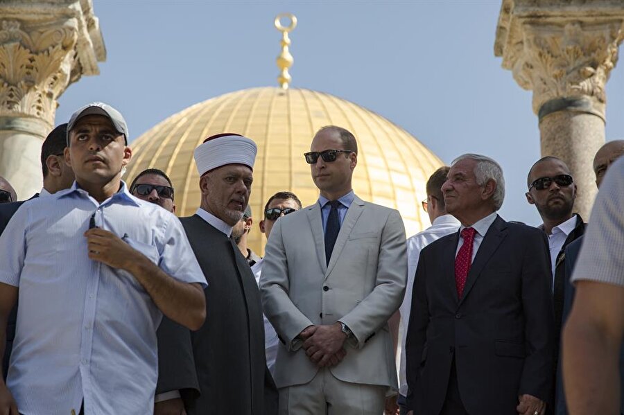 Prens William’dan Kudüs’teki kutsal mekanlara ziyaret

                                    İngiliz kraliyet tahtının ikinci sıradaki varisi Cambridge Dükü Prens William, Filistin ziyareti kapsamında işgal altındaki Doğu Kudüs’te bulunan kutsal mekanları ziyaret etti. Prens William, kutsal mekanları ziyareti öncesi işgal altındaki Doğu Kudüs’teki Eski Şehir bölgesine nazır Zeytin Dağı’na çıkarak bir süre Eski Şehri seyretti. İngiliz Prens Zeytin Dağı gezisinin ardından Eski Şehre geçerek burada bulunan Mescid-i Aksa’yı ziyaret etti. Prens William’a ziyareti boyunca Kudüs İslami Vakıflar İdaresi yetkilileri eşlik etti.
                                