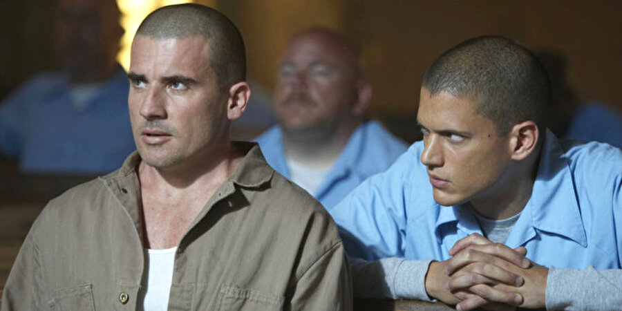 Prison Break ilk sezon konusu
Bir inşaat mühendisi olan Michael Scofield (Wentworth Miller) Başkan Yardımcısı'nın kardeşini öldürmek suçuyla idam cezasına çarptırılan ağabeyi Lincoln Burrows'u (Dominic Purcell) kurtarmak için tüm yasal yolların tükendiğini farkedince işi kendisi halletmeye karar verir ve kusursuz bir hapisten kaçış planı hazırlar. Ardından göstermelik bir banka soygunu düzenler ve cezaya çarptırılır. Sağlık sorunlarını bahane eden Michael, ağabeyinin bulunduğu Fox River Eyalet Hapishanesi'ne gönderilir. Michael, içeride beklenmedik durumlarla karşılaşır ve ağabeyini kaçırmak için girdiği hapishaneden 7 kişiyi daha kaçırmak zorunda kalır. Bu sırada planlarını hayata geçirmek için revir doktoru Sara Tancredi'yi (Sarah Wayne Callies) ve hapishane müdürü Henry Pope'u kullanır. Bu sırada da Sara'ya aşık olur. Michael'ın kaçış planında azılı gardiyan şefi Brad Bellick (Wade Williams) onun planını zora sokmaktadır.