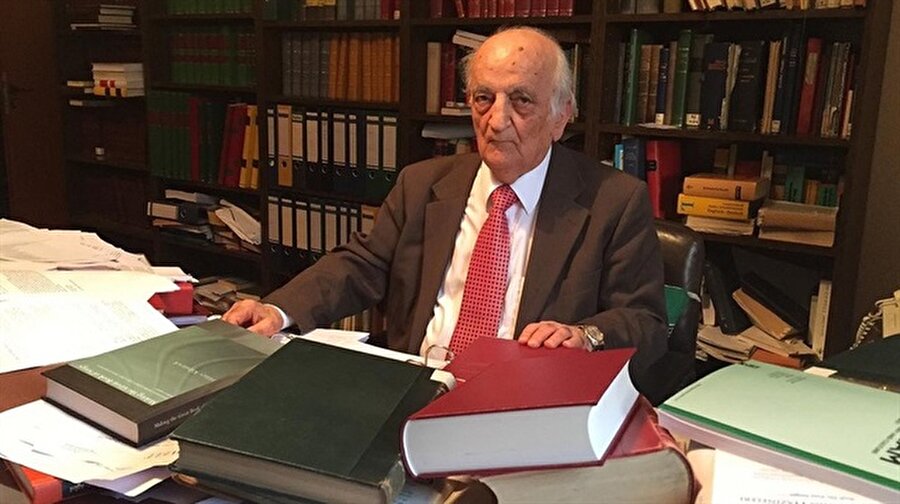 Prof. Dr. Fuat Sezgin kimdir?
24 Ocak 1924 tarihinde Bitlis'te dünyaya geldi. 1943-51 yılları arasında İstanbul Üniversitesi Edebiyat Fakültesi Şarkiyat Enstitüsü'nde, "İslami Bilimler ve Oryantalizm" alanında otorite sayılan Alman oryantalist Hellmut Ritter'in yanında öğrenim gördü.
Öğretmeninin bilimlerin temelinin, "İslam Bilimleri"ne dayandığını söylemesiyle bu alana yönelen Sezgin, 1951 senesinde İstanbul Üniversitesi Edebiyat Fakültesi'ni bitirdikten sonra, Arap Dili ve Edebiyatı üzerinde doktora yaptı.
1954'te Arap Dili ve Edebiyatı Bölümü'nde, "Buhari'nin Kaynakları" adlı doktora tezini tamamlayarak doçent oldu. Bu teziyle o, hadis kaynağı olarak İslam kültüründe önemli bir yere sahip olan Buhari'nin, bilinenin aksine sözlü kaynaklara değil, "yazılı kaynaklara dayandığı" tezini ortaya attı.
Bu yazılı kaynakların, İslam'ın erken dönemine hatta 7. yüzyıla kadar geri gittiğini ortaya koydu. Söz konusu tez, Avrupa merkezli oryantalist çevrelerde hala tartışma konusudur.
Fuat Sezgin, 1960 cuntacılarınca, "Zararlı Profesör" safsatasıyla üniversiteden atıldı. 1961 senesinde, 36 yaşındayken Türkiye'yi terk etmek zorunda kaldı.