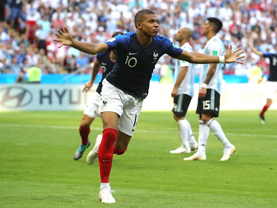 Kylian Mbappe
Yaş: 19
Milli Takım: Fransa
Kulüp: PSG