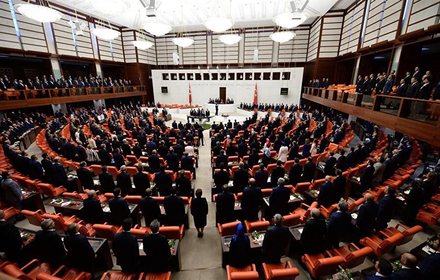 1- Meclis Genel Kurulu’nun toplanabilmesi için en az 200 milletvekili gerekiyor. Bu durumda AK Parti hariç hiçbir parti tek başına Meclis’in toplanmasını sağlayamıyor. 

                                    
                                    
                                
                                