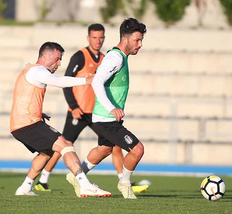 Sahaya giren kadın sporcu Beşiktaş idmanını durdurdu!