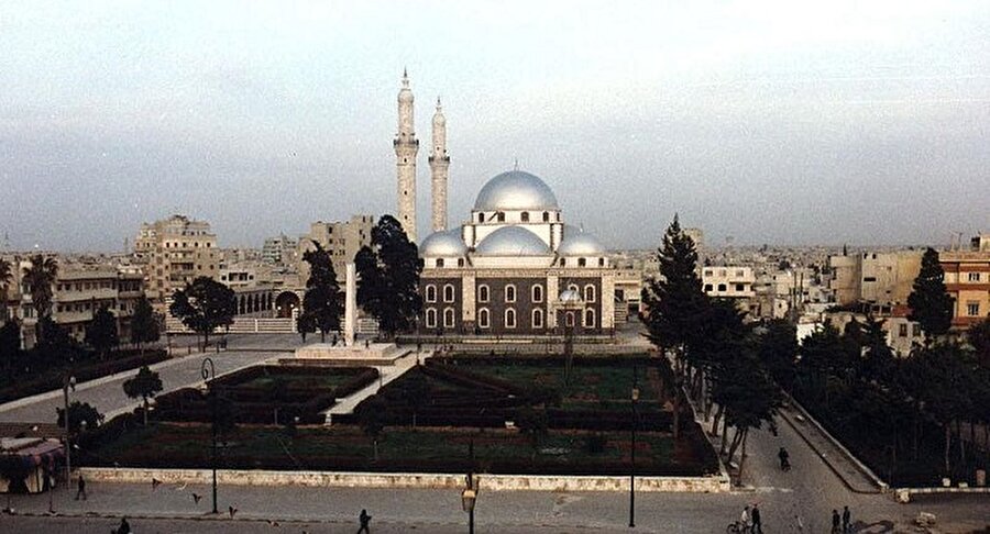 4- Halid b. Velid Camii ve Türbesi
Suriye iç savaşının mağdurlarından biri de Hz. Peygamber’in (sas) ünlü komutanı Halid b. Velid (ra) adına 13. yüzyılda Memluk Sultanı Baybars tarafından yaptırılan cami. Humus şehrindeki tarihi Halid b. Velid Camii, 2013 yılında Esed güçleri ile muhalifler arasında yaşanan çatışmada roketlerin hedefi oldu. Kubbesi düşmek üzere olan caminin içine bulunan Halid b. Velid’e ait kabir de yok edildi. 1908 yılında Osmanlılar tarafından restore edilen 700 yıllık eser, bütün mağdurları gibi savaşın bitmesini ve kendisine uzanacak yardım elini bekliyor.