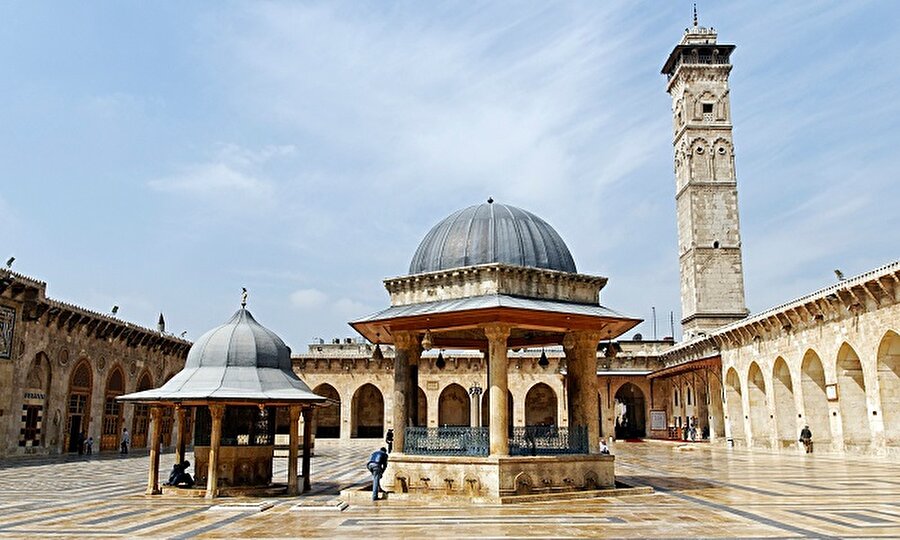 3- Halep Emevi Camii

                                    Emeviler döneminde yaptırılan Halep Ulu Camii, 1986’da UNESCO (Birleşmiş Milletler Eğitim, Bilim ve Kültür Örgütü) tarafından Dünya Mirası Listesi’ne alınmıştı. Fakat 1300 yıllık eser şimdilerde metruk bir harabe durumunda. İlk defa 2012 yılında saldırılardan zarar gören Halep Ulu Camii, 2013’te kullanılamaz hale geldi. Defalarca tankların hedefi olan mabed, içinde depolanan mühimmatların infilak etmesi sonucunda ağır hasar gördü. 45 metrelik eşsiz minaresi tamamen yıkılırken, caminin avlusu ve külliyesi de kullanılamaz durumda.
                                