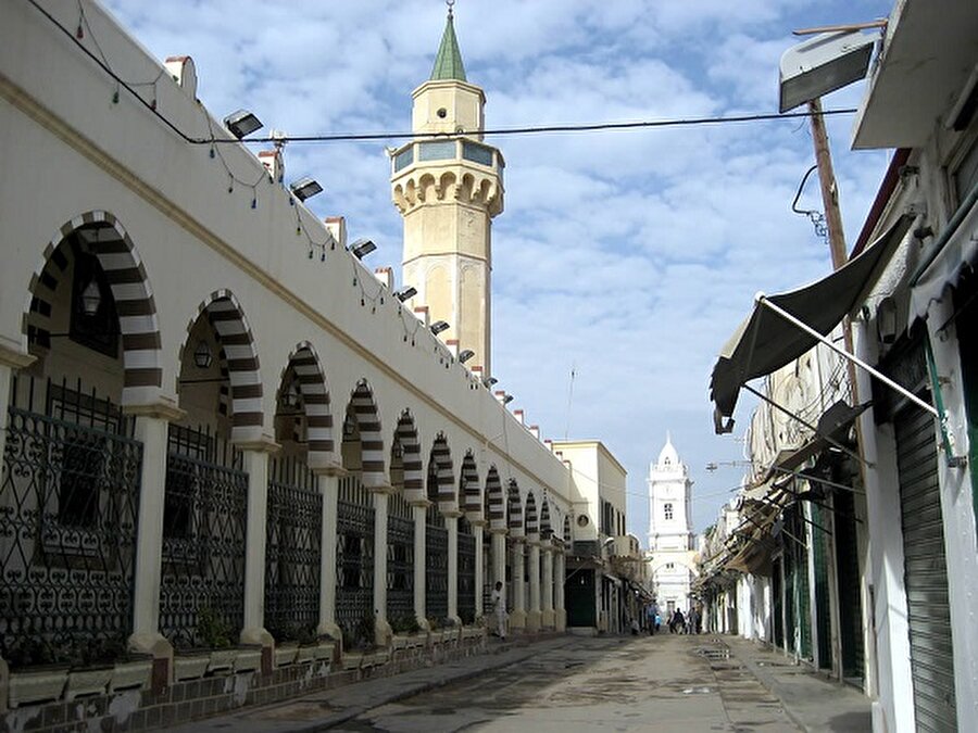 5- Ahmed Paşa Camii

                                    Arap Baharı sonrasında iç savaşa sürüklenen ülkelerden biri de Libya. Ülkenin başkenti Trablus’ta yer alan tarihi Ahmed Paşa Camii de savaşta tahrip edilen eserlerden biri. Trablus’ta tarihi kent içinde bulunan cami, 1737 yılında Karamanlı Ahmed Paşa tarafından inşa ettirilmiş. Tarihi Osmanlı Çarşısı ve saat kulesinin yanında bulunan caminin bahçesinde 50’den fazla kabir de bulunmakta.
                                