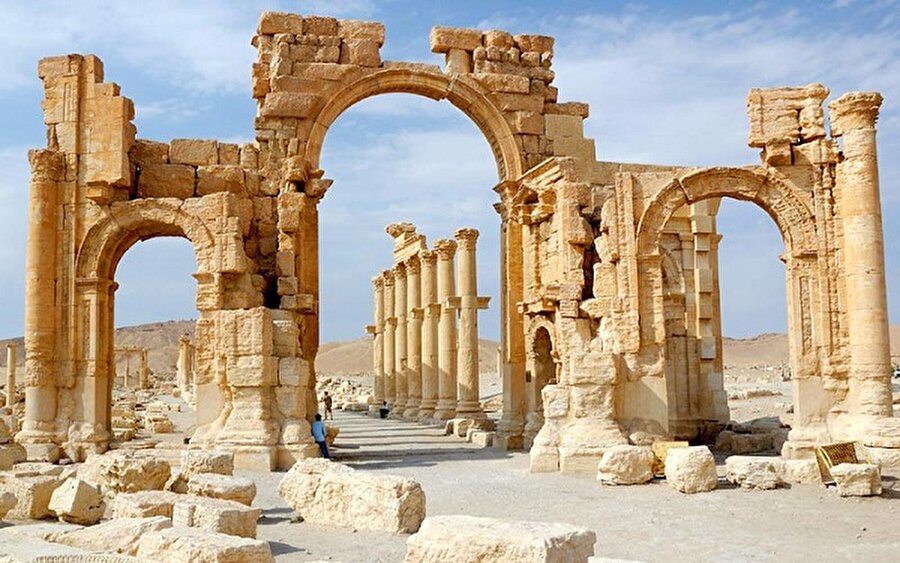 8- Palmira Antik Kenti

                                    Uzmanlara göre 2000 yıllık bir geçmişi olan Palmira Antik Kenti, 2015 yılında IŞİD’in kontrolüne geçti. UNESCO Dünya Mirası Listesi’nde yer alan Palmira (Tedmur) şehrindeki pek çok eser bu dönemde tahrip edildi. Tarihi Baalşamin tapınağını havaya uçuruldu, Bel tapınağı bombalandı, geriye kalanlarda balyozlarla kırıldı. Kent, Palmira Devleti döneminde Kraliçe Zenobia tarafından kurulmuş. Greko Romen ve Pers kültürünün izlerini taşıyan şehir, tarihi eser kaçakçılarının en büyük ganimetlerinden biri oldu.
                                