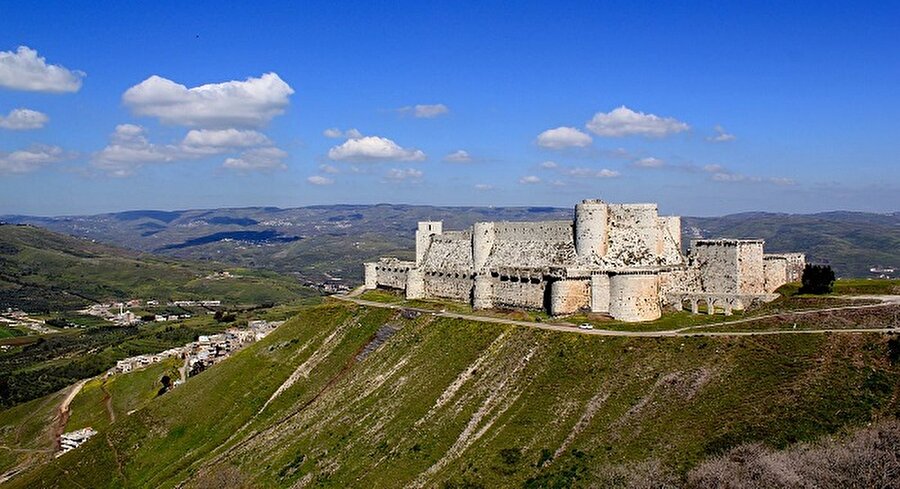 9- Şövalye Kalesi (Krak des Chevaliers)

                                    Suriye’nin Humus kentinde yer alan ve 11. yüzyılda Haçlılar tarafından yaptırılan Şövalye Kalesi (Krak des Chevaliers) bütün heybetine karşın savaşa direnemedi. 2006 yılında UNESCO Dünya Mirası Listesi’ne alınan kale ciddi boyutlarda hasar gördü. Dünyanın Ortaçağ’dan günümüze ulaşan en büyük kalelerinden biri olan eser, Trablus Kontu II. Raymond tarafından 1142’de yaptırılmış. Haçlı Seferleri sırasında önemli görevler üstlenen Hospitalier Şövalyeleri tarafından kullanılmış.
                                